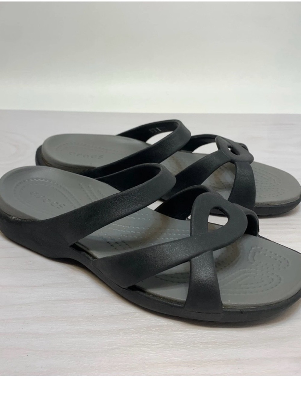 CROCS  MELEEN Women’s Black Slip-On Heart Accent Sandals